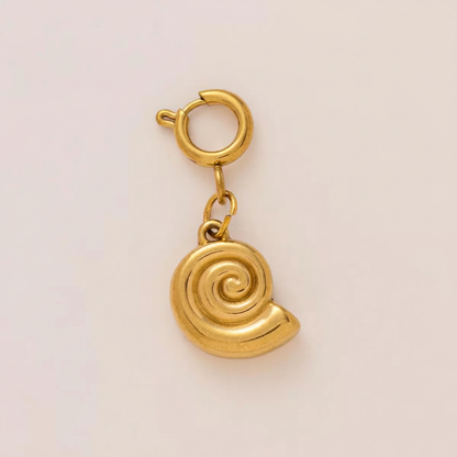 螺旋蜗牛壳吊坠 - 米色背景标准产品图