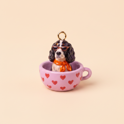 可卡犬 – 黑色墨镜+橙色围巾 – 粉色爱心茶杯 – 米色背景