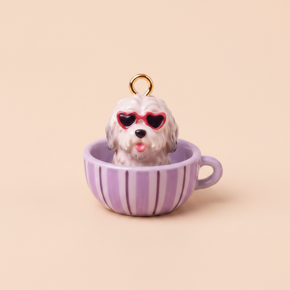 比熊犬 – 粉色心形墨镜 – 紫色条纹茶杯 – 米色背景