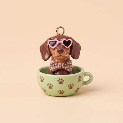 腊肠犬 – 粉色心形墨镜+格纹领带 – 绿色爪印茶杯 – 米色背景