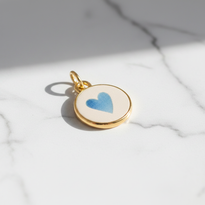 Blue heart round charm - marble close-up